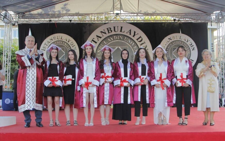 Mezuniyet merasimleri gençleri yeni hayatlarına uğurluyor