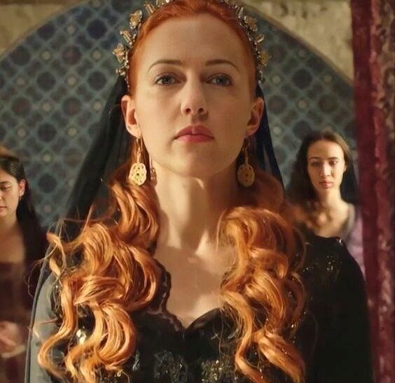 Meryem Uzerli tüm vakitlerin en hoş bayanları listesinde!