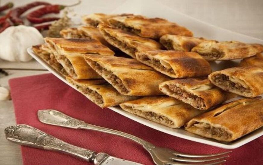 Konutta taş fırın lezzeti: Pratik kıymalı pide