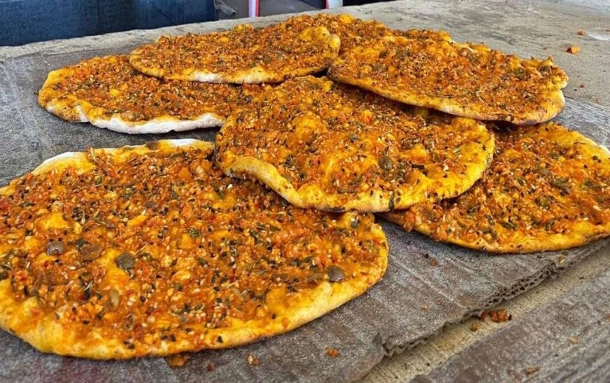 Kahvaltı ve çay saatine yakışır: Acılı ekmek