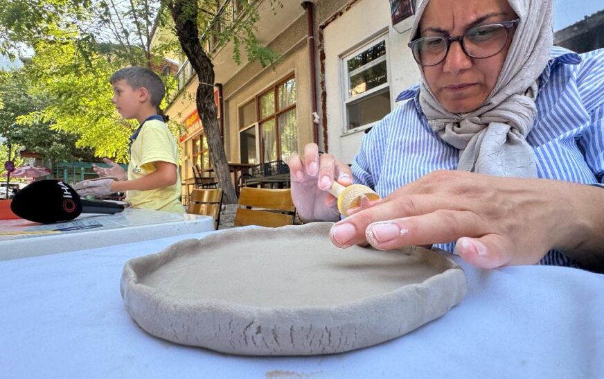 Antalya’da hayallerini seramik atölyesi ile gerçekleştirdi