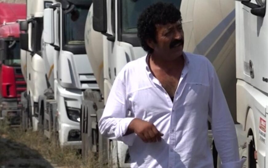 Görenler dönüp bir daha bakıyor: Van’ın ‘Müslüm Baba’sı’