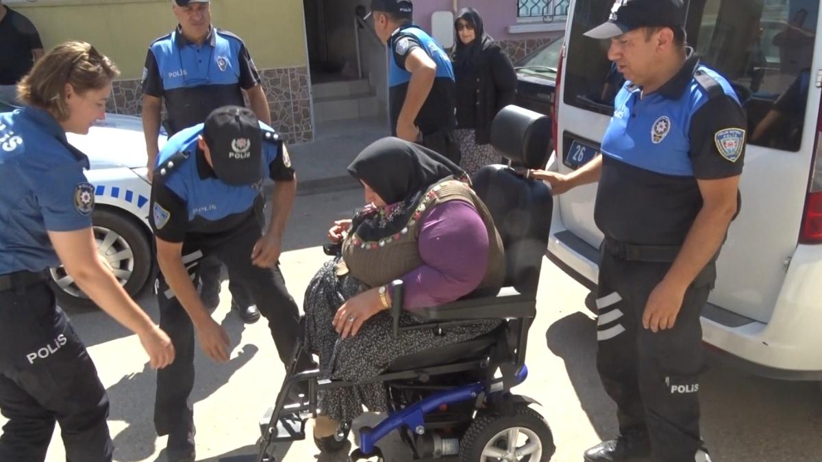 Eskişehir’de tekerlekli sandalyesi kırılan kadına polislerden yardım eli