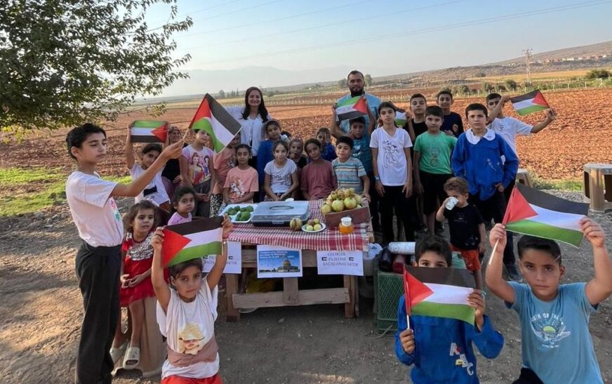 Hatay’da ilkokul öğrencileri, Gazzeli akranları için yiyecek sattılar