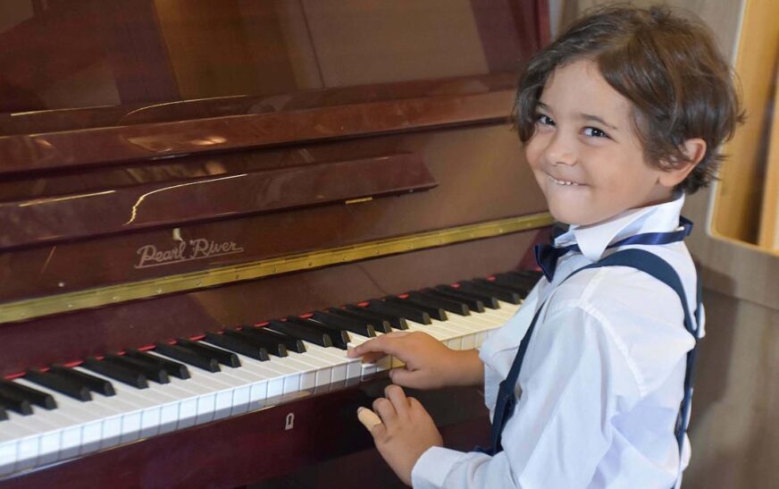 İzmir’de minik piyanist Yusuf, klasik eserleri ustalıkla çalıyor