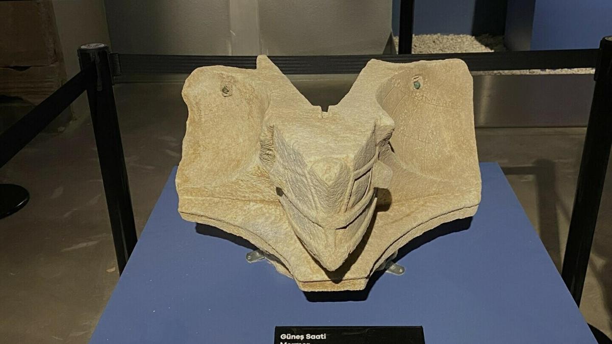 Manisa’da bulunan Aigai Antik Kenti’nde 2 bin 200 yıllık güneş saati bulundu