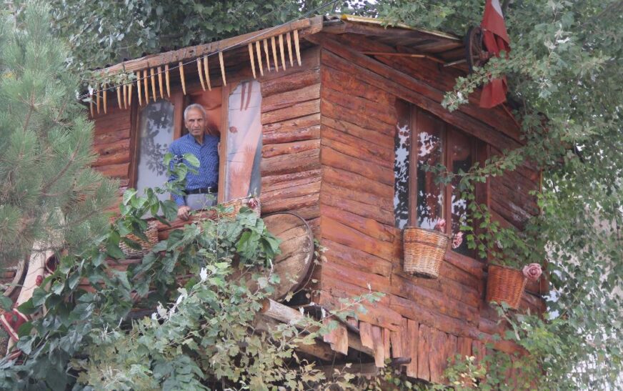 Sivas’ta baba, oğlunun anısını ağaç evle yaşatıyor