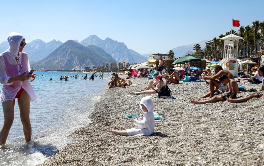Termometreler 39 dereceyi gösterirken Antalya sahillerinde hareketlilik sürüyor