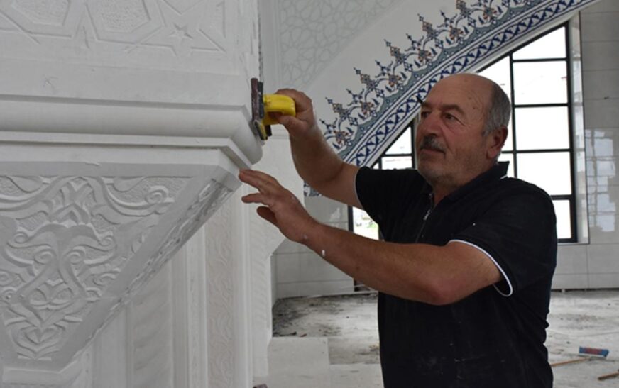 Trabzon’da yılın ahisi seçilen taş oyma ustası, mesleğini oğullarına aktardı