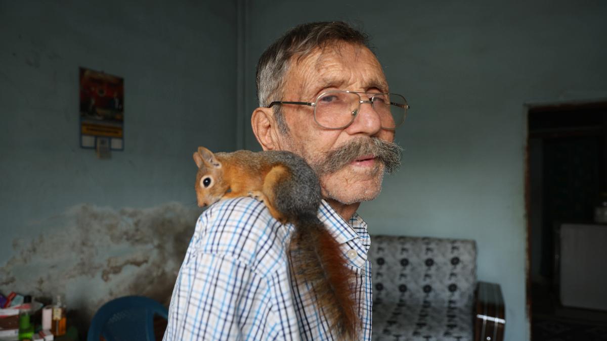 Adana’da yalnız kalan 6 çocuk babası, kurtardığı sincap ile dost oldu