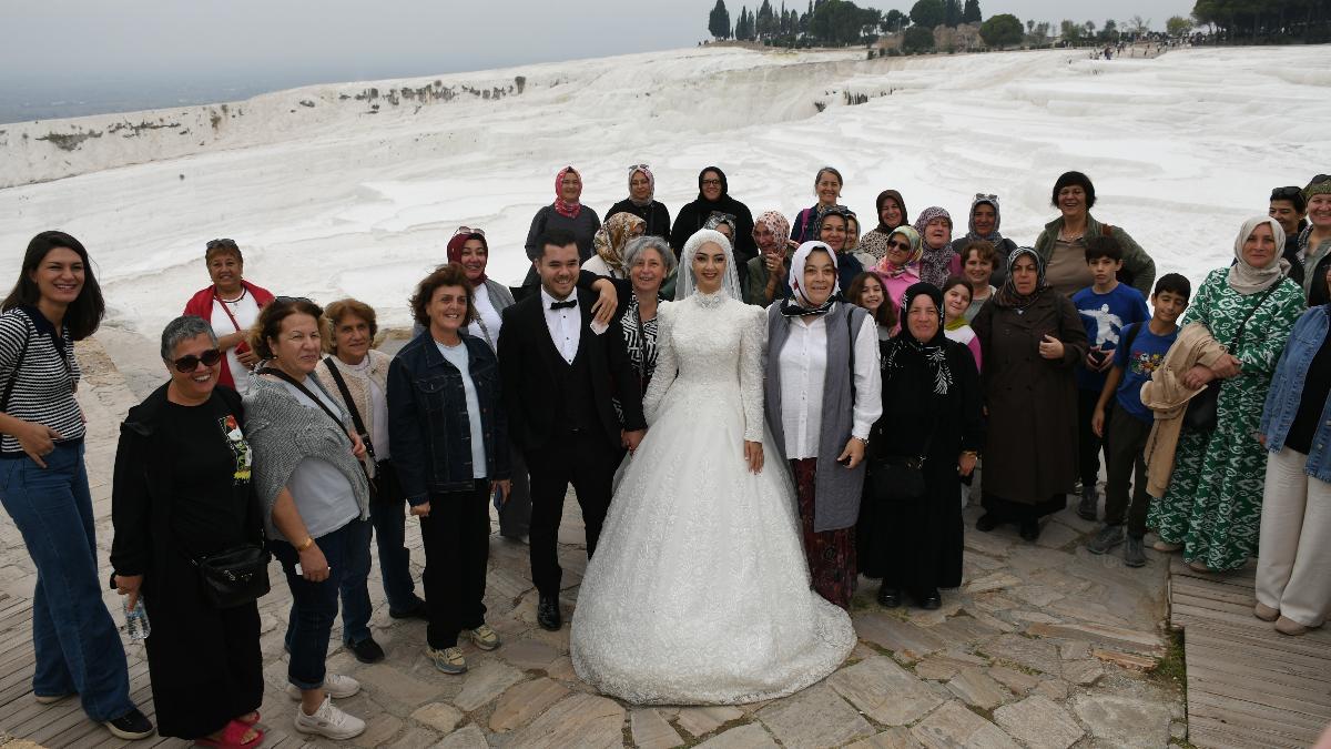Denizli’de düğün çekimi yapan çifte, turistler takı taktı