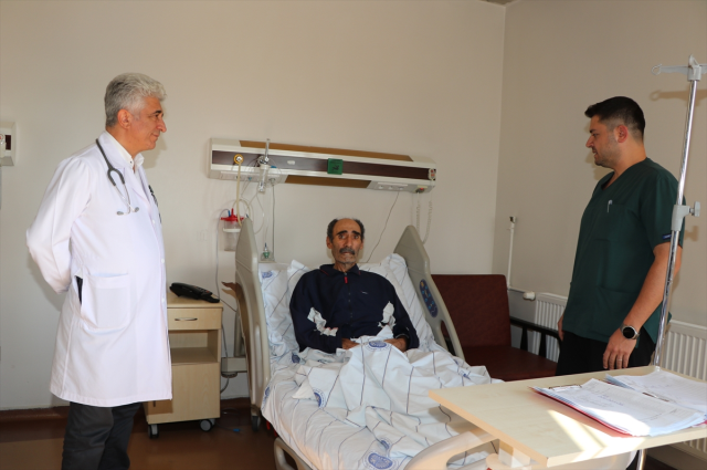 Nefes darlığı şikayetiyle gitti, akciğerinden çıkan 30 yıllık cerrahı dahi şaşırttı