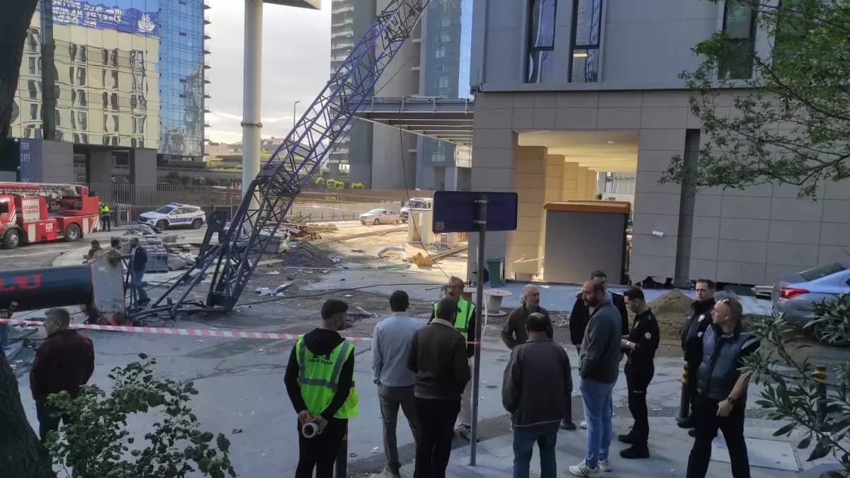 Mecidiyeköy’de Vinç Devrildi