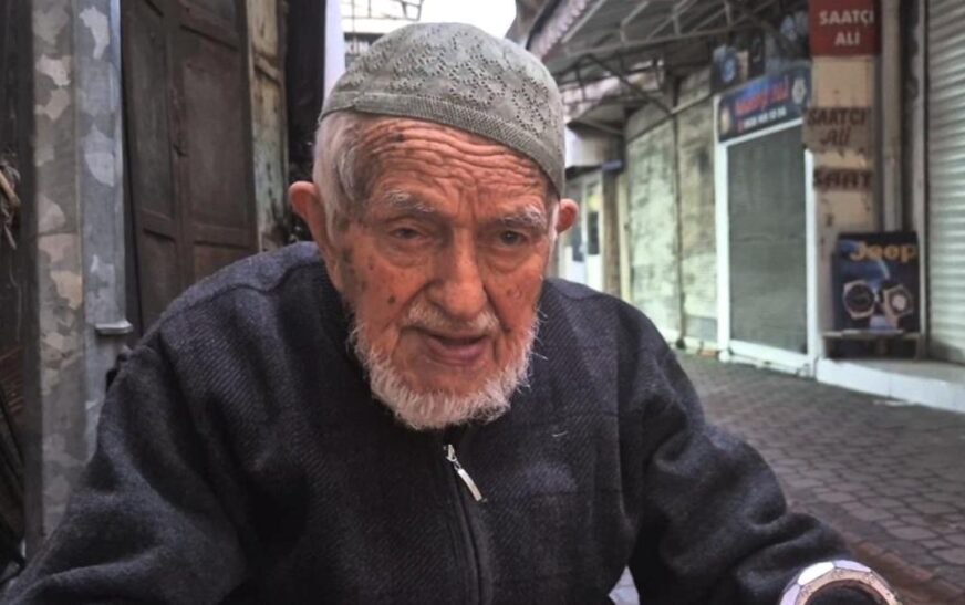 Samsun’da 96 yaşındaki esnaftan gençlere sigara uyarısı