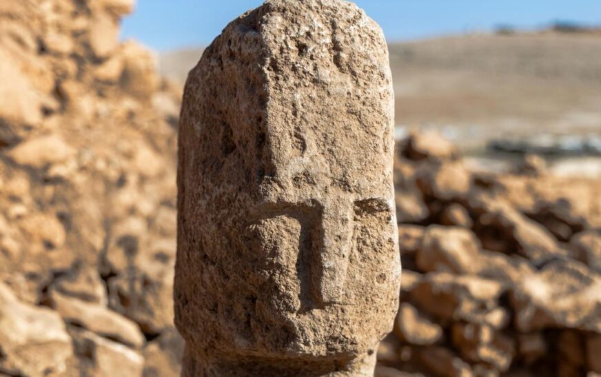 Şanlıurfa’daki kazılarda Karahantepe’de insan yüzlü T biçimli dikilitaş bulundu
