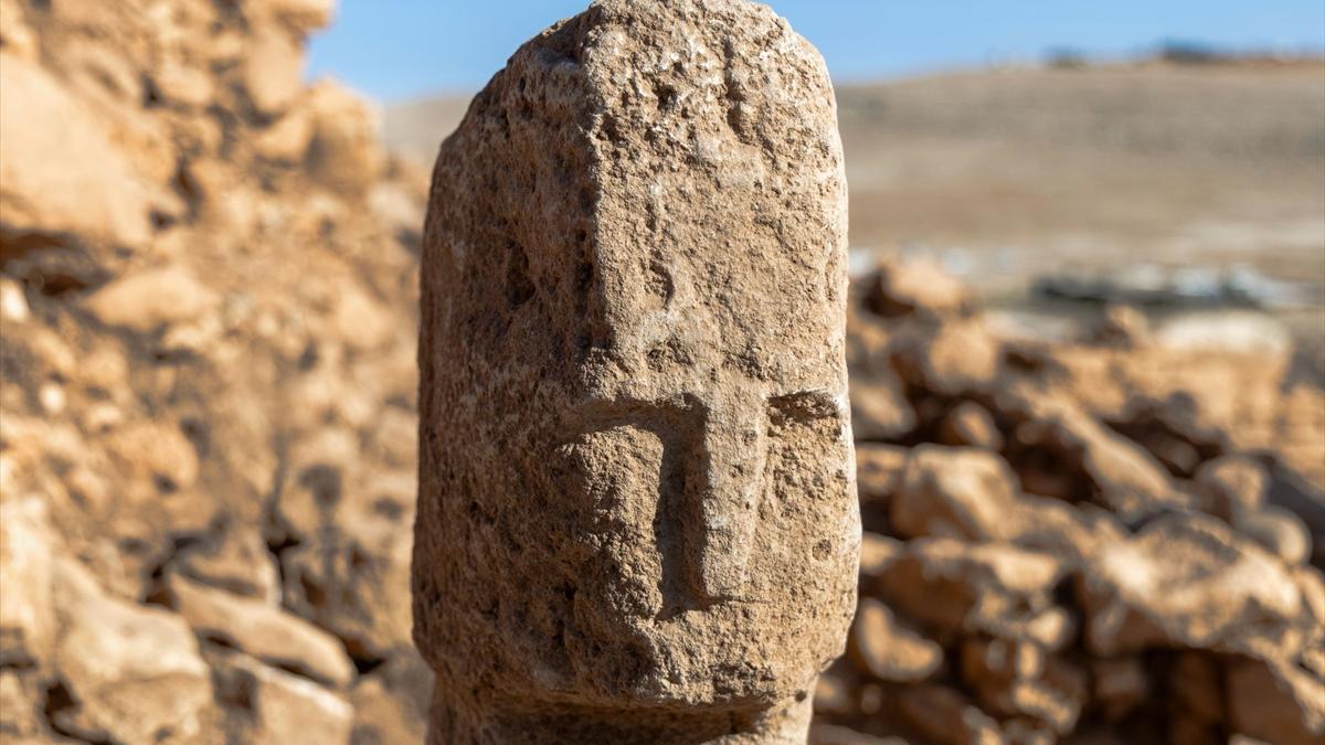 Şanlıurfa’daki kazılarda Karahantepe’de insan yüzlü T biçimli dikilitaş bulundu