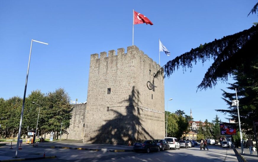 Tarihi Zağnos Burcu, 29 yıldır kütüphane olarak hizmet veriyor