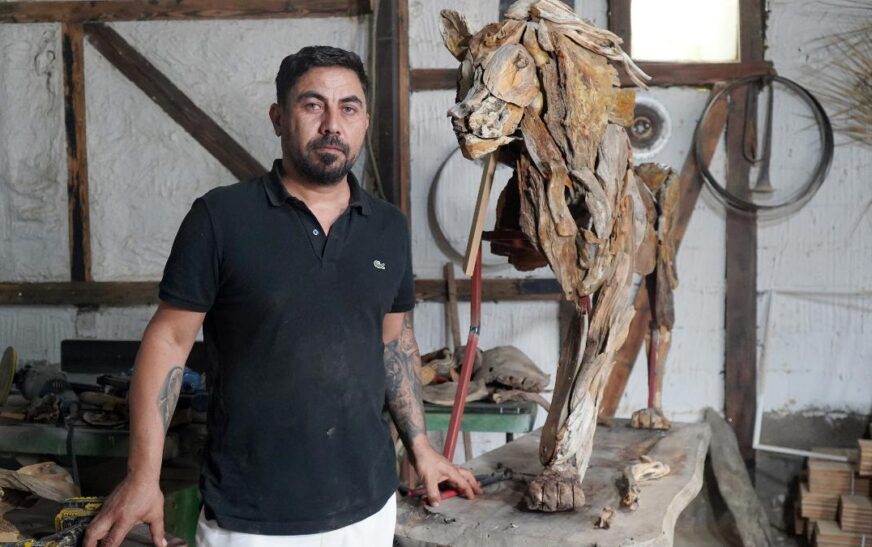 Antalya’da hayvanat bahçesinden kaçan ve öldürülen Zeus’un heykeli yapıldı