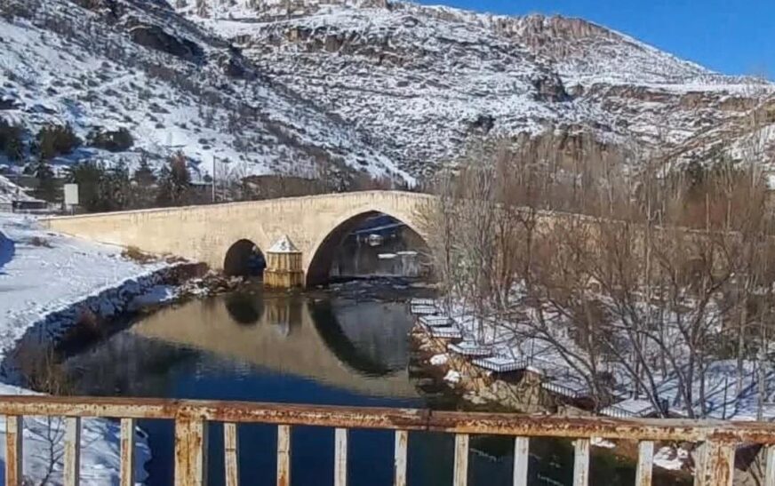 847 yıllık Haburman Köprüsü, kışın beyaz örtüsüyle büyülüyor
